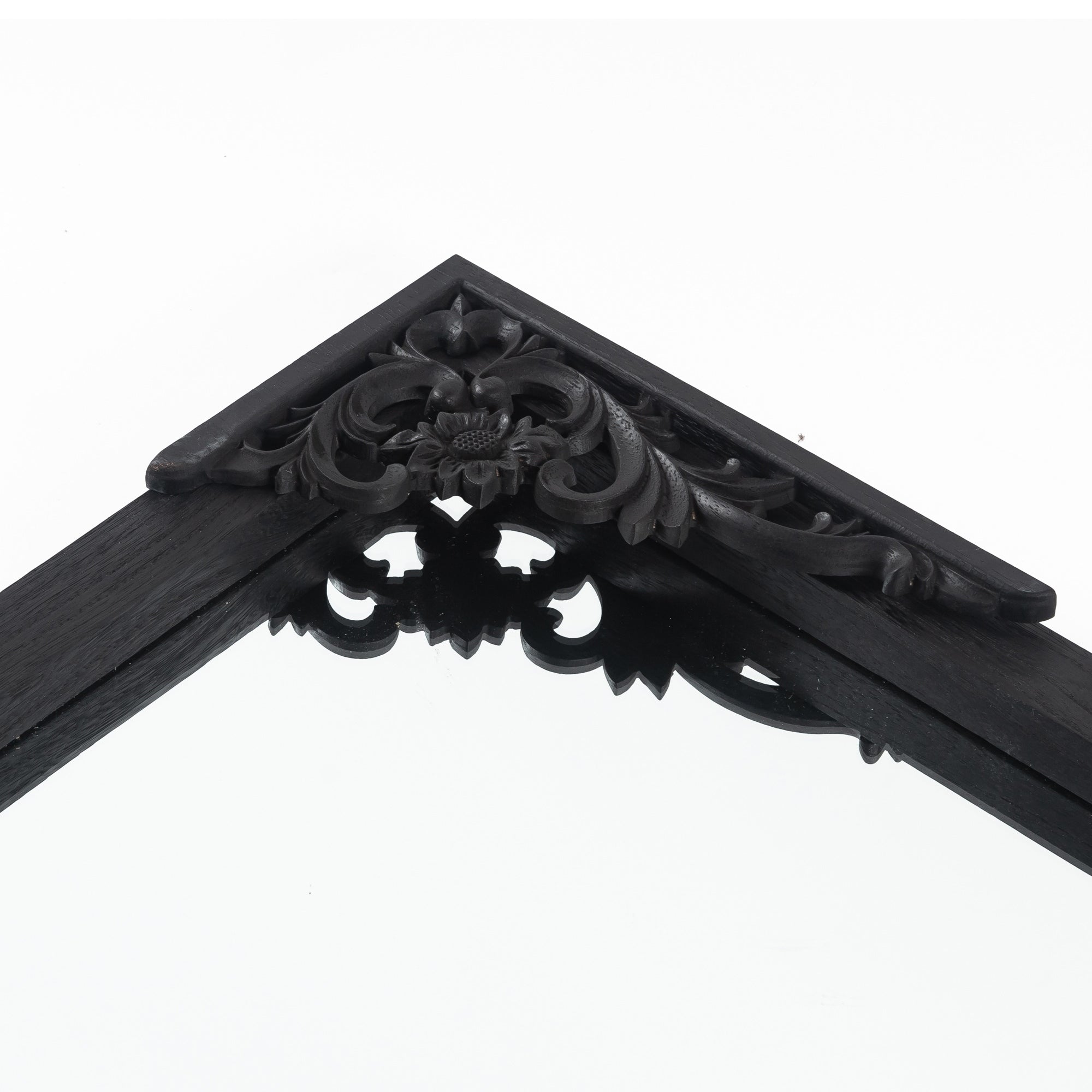 Miroir de sol sculpté en bois massif de forme arquée sur toute la longueur