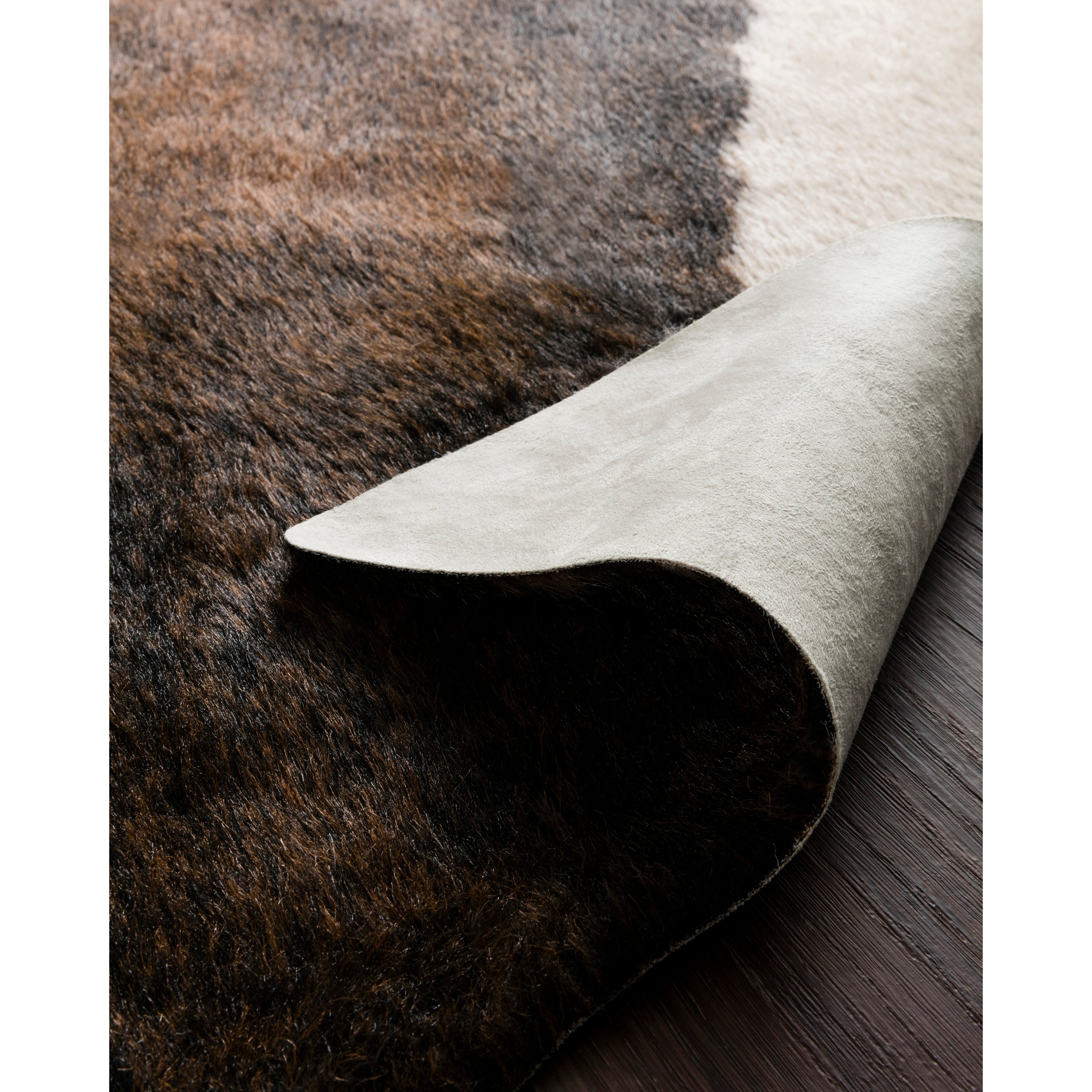 Tapis en fausse peau de vache Yosemite d'Alexander Home
