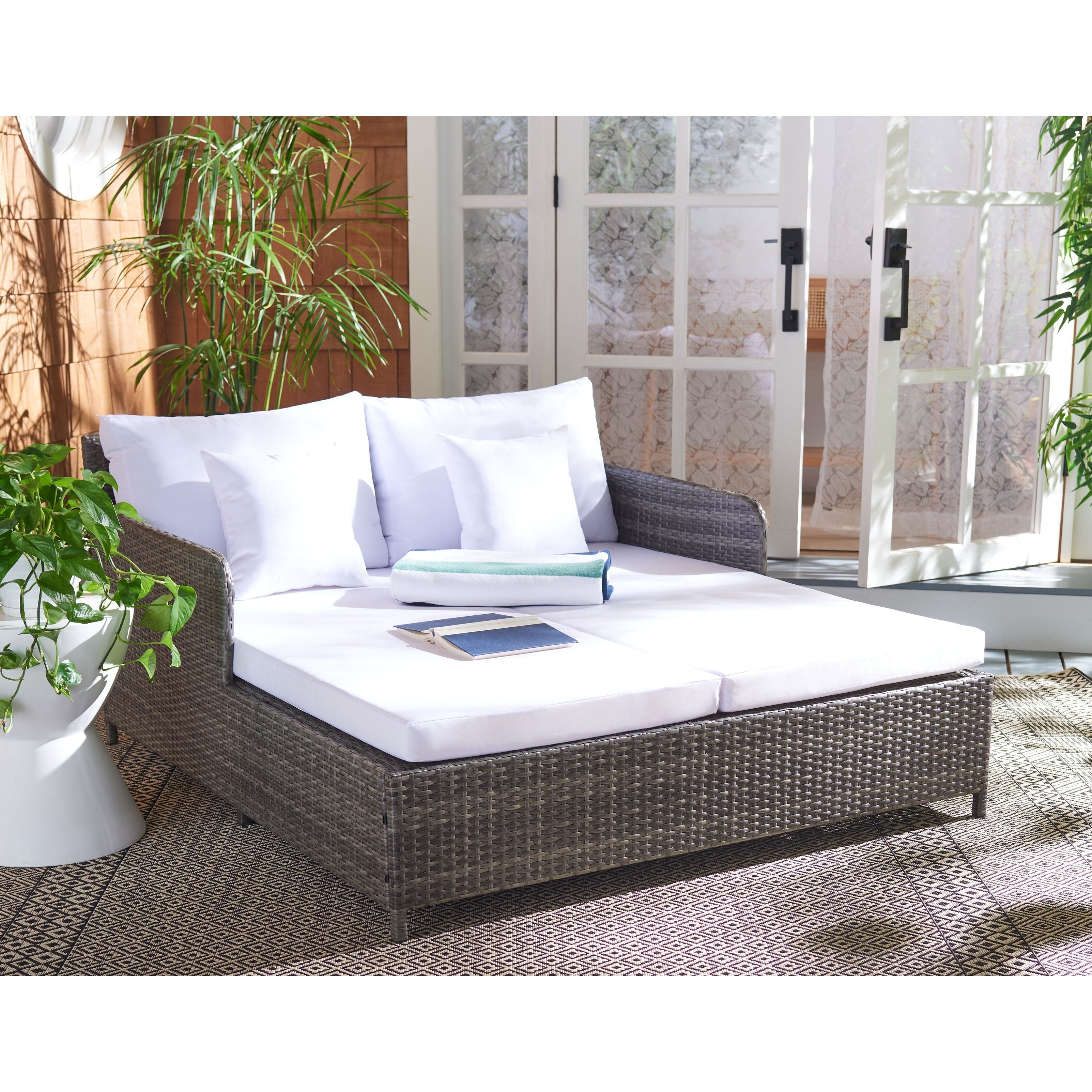 Lit de repos d'extérieur SAFAVIEH Taniyah en osier avec oreiller et coussins - 53 L x 28 P x 62 H