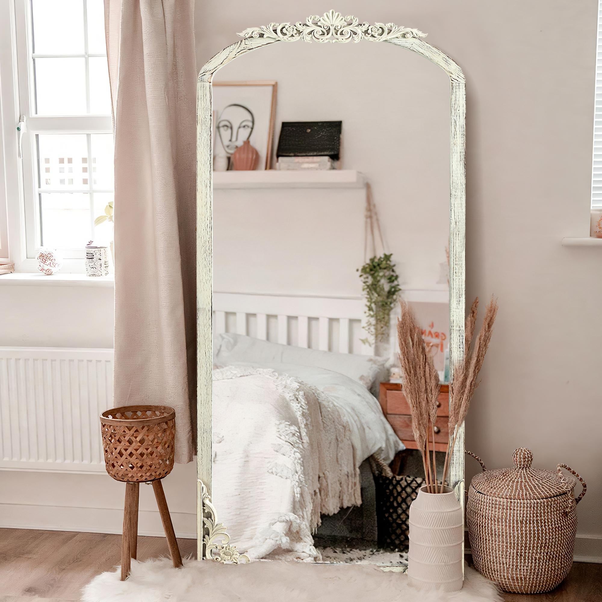 Miroir de sol sculpté en bois massif de forme arquée sur toute la longueur