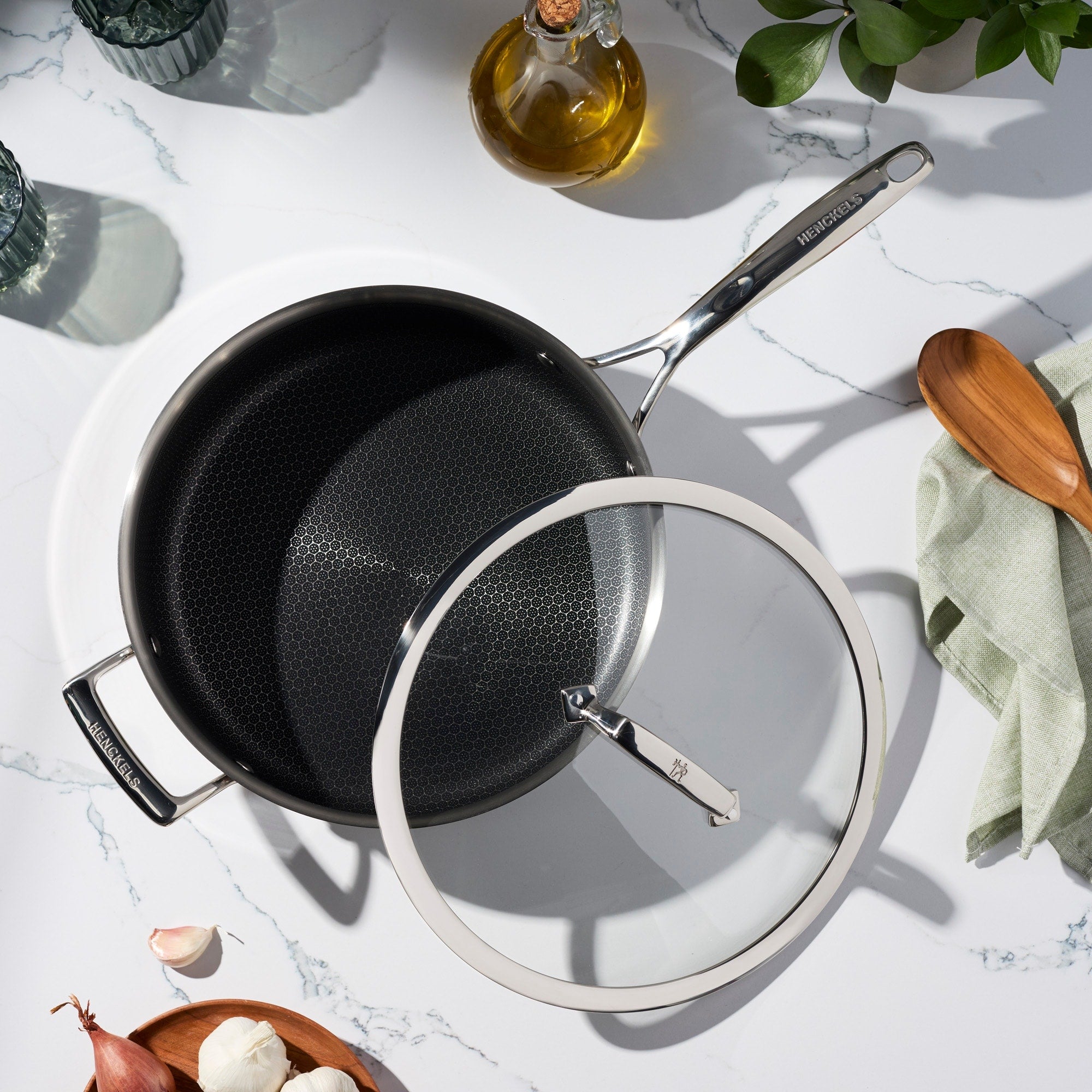 Sauteuse en acier inoxydable Henckels Paradigm de 4 pintes avec couvercle et poignée auxiliaire