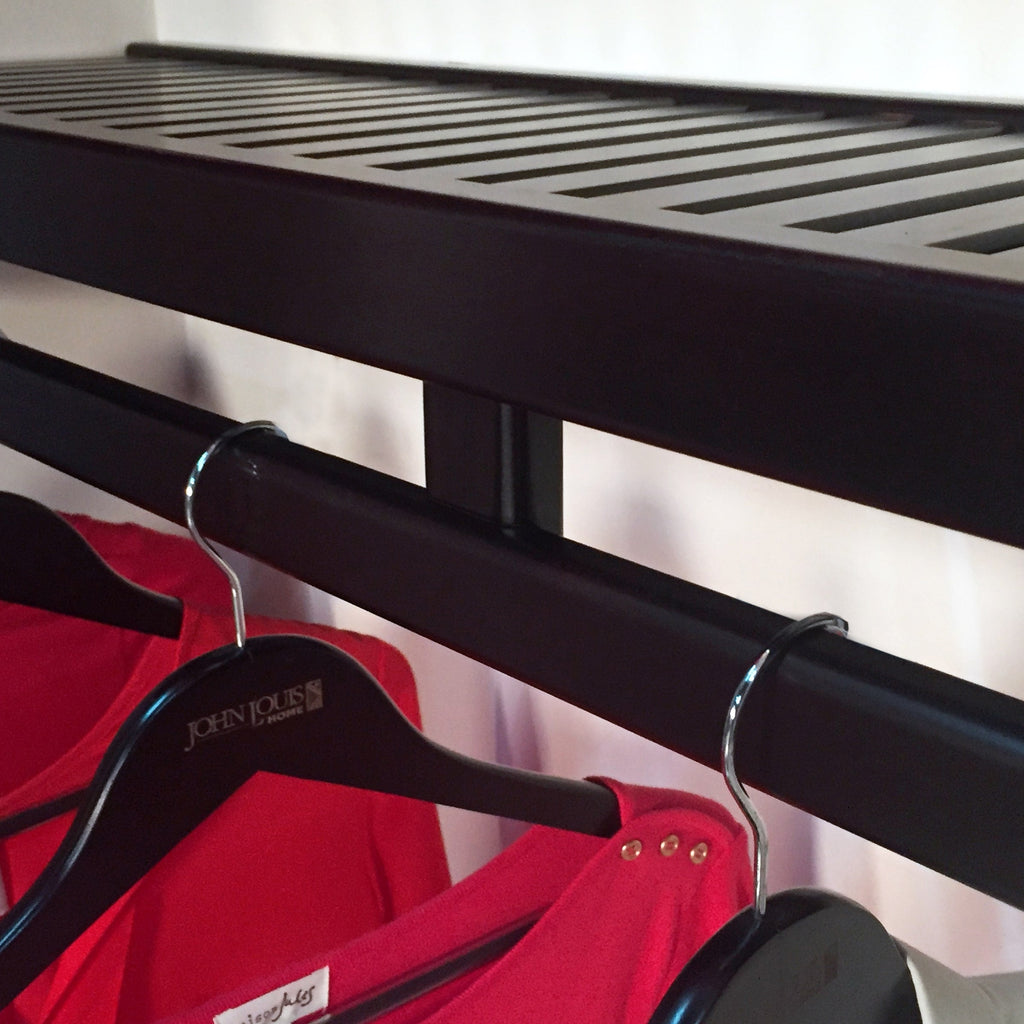 Système de placard intégré Simplicity en bois massif de John Louis Home, expresso