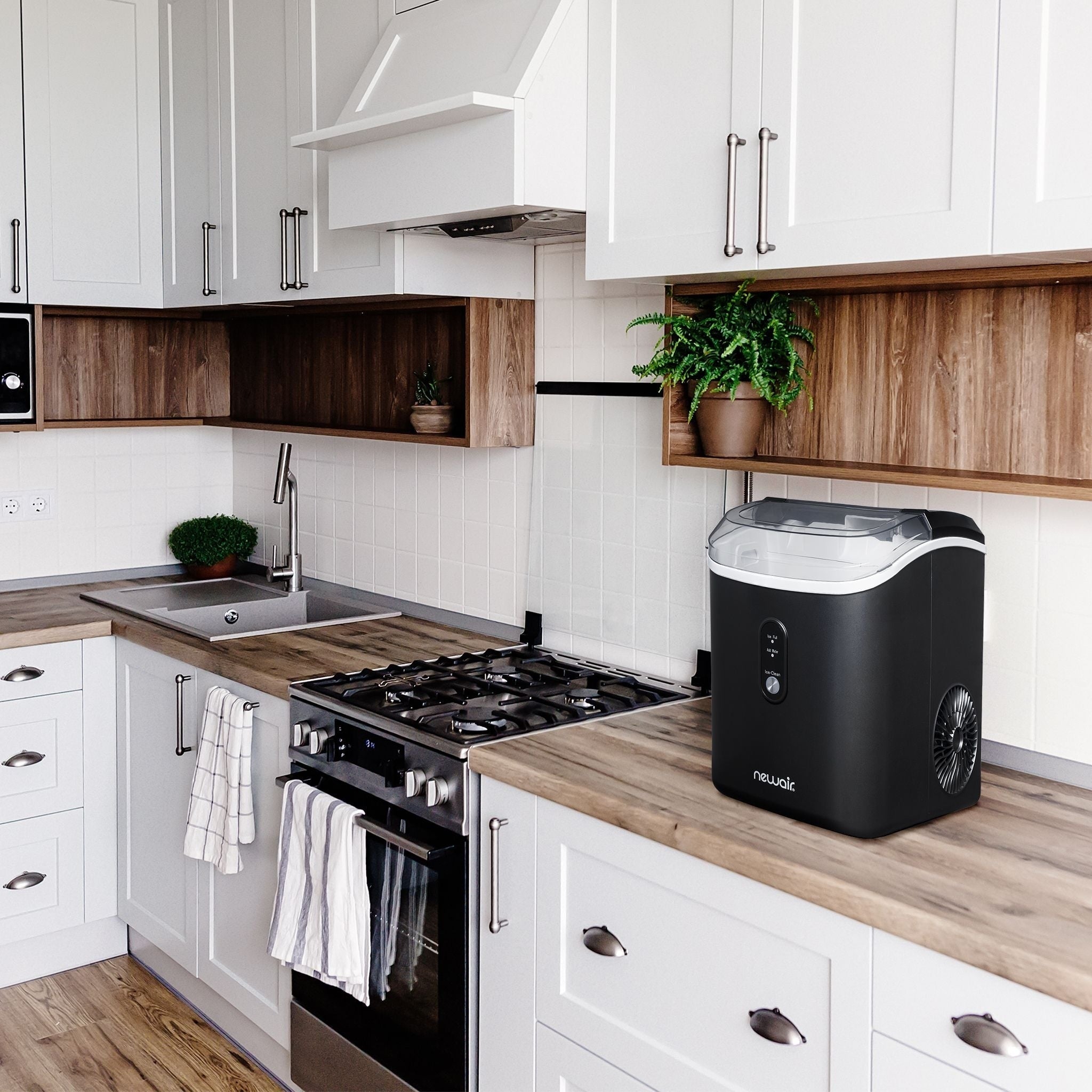 Machine à glaçons Newair de 11,8 kg (26 lb) pour comptoir, noir mat, avec fenêtre de visualisation de la glace, bouton autonettoyant et bec verseur facile à utiliser.